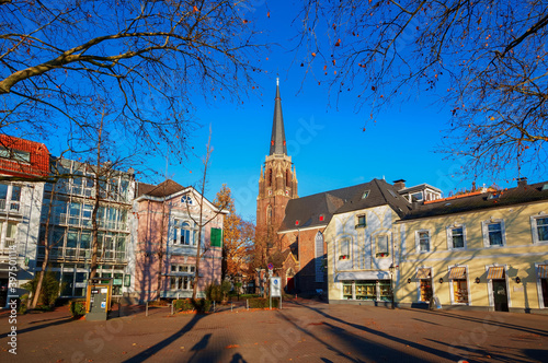 Blick zur evangelischen Kirche in Moers vom Katellplatz aus