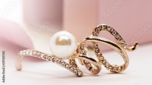 Beautiful pearl brooch, delicate decoration