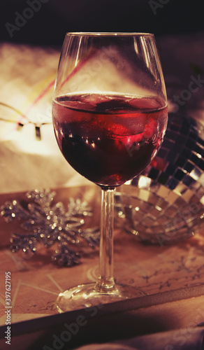 Kieliszek wina z lodem wieczorem