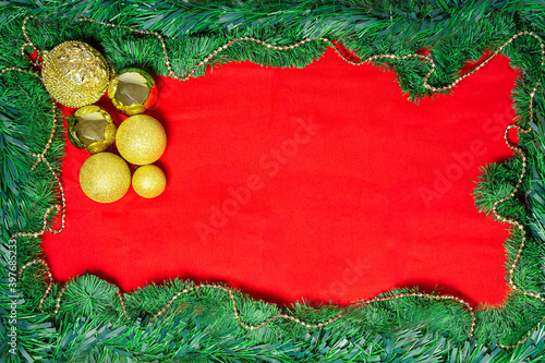 cartão natalino com moldura de guirlanda verde com fundo vermelho e bolar de natal douradas