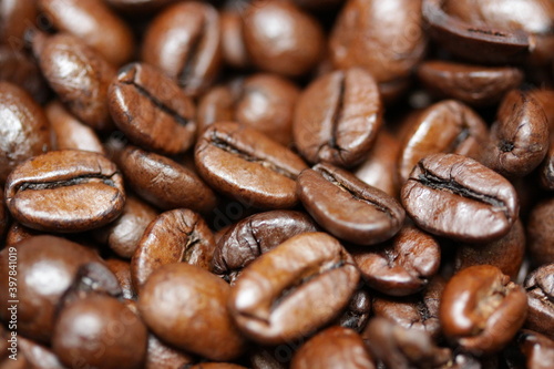 Ziarna kawy palone przygotowane do zmielenia w ekspresie do kawy. 