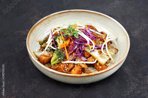 Smażone warzywa z tofu. Kuchnia orientalna. Propozycja podania potrawy
