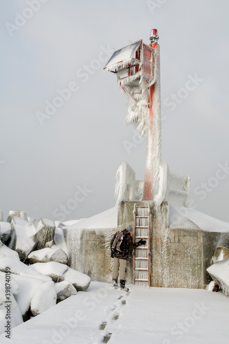 Mężczyzna na falochronie w czasie zimowego sztormu w Górkach Wschodnich w Gdańsku