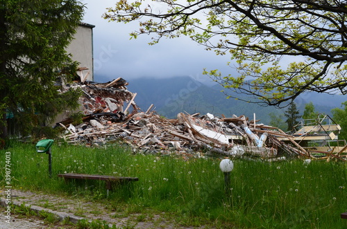 Gruzowisko, pozostałość po starym hotelu w Zakopanem, z widokiem na Tatry