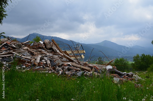 Gruzowisko, pozostałość po starym hotelu w Zakopanem, z widokiem na Tatry