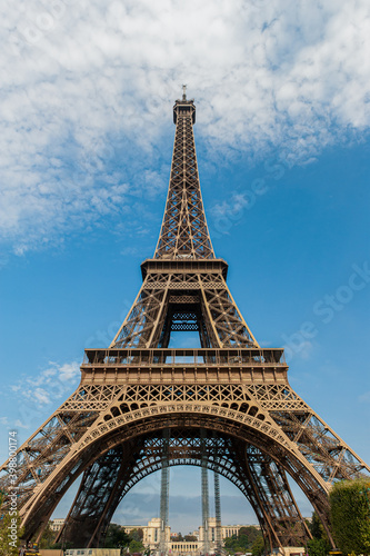 Eifelturm in Paris mit Wolken