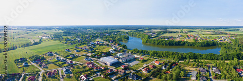 Panoramiczny widok zachodniej części Kłodawy wraz z jeziorem na obrzeżach miasta Gorzów Wielkopolski