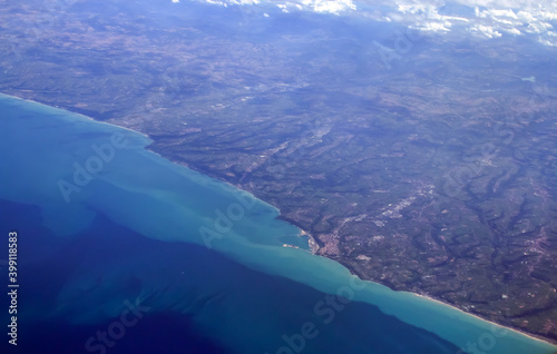 Puerto y costa de la localidad de Ortona, costa adriática de Italia. Vista aérea desde la ventanilla de un vuelo comercial.