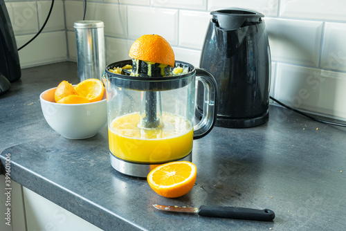 Electric squeezer for making juice from oranges