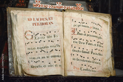 Antiguo libro códice escrito en latin con partitura musical de canto gregoriano, Ad laudes, et per horas. En la catedral de Astorga, España