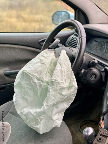 Wystrzelona poduszka powietrzna airbag w rozbitym samochodzie
