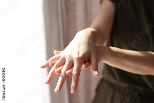kobieta dezynfekuje ręce żelem antybakteryjnym przed wirusami dezynfekcja rąk 