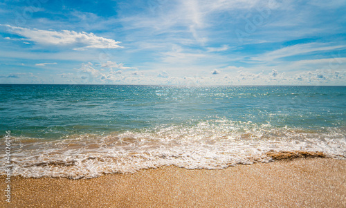 Tropikalny krajobraz, plaża oraz ocean i niebieskie niebo, egzotyczne tło.