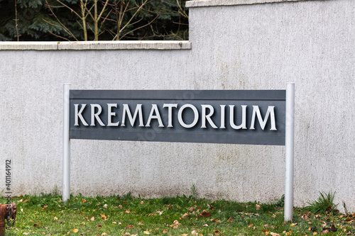Ein Schild mit der Aufschrift Krematorium