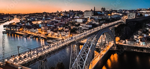 Ponte Dom Luis I com um belo pôr-do-sol e casas antigas Gaia, Porto.