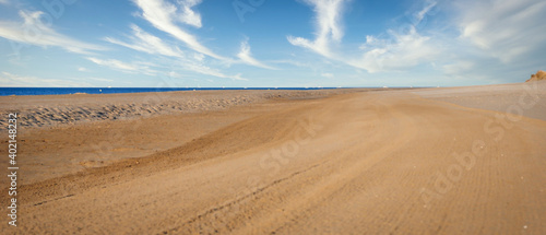 Na brzegu morza bardzo szeroka piaszczysta plaża.