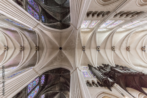 Dachansicht der hochgotischen Kathedrale von Chartres in Frankreich
