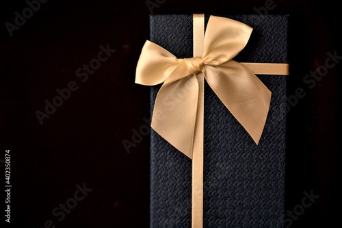 scatolo regalo su sfondo nero per celebrare festa di compleanno festa di san valentino