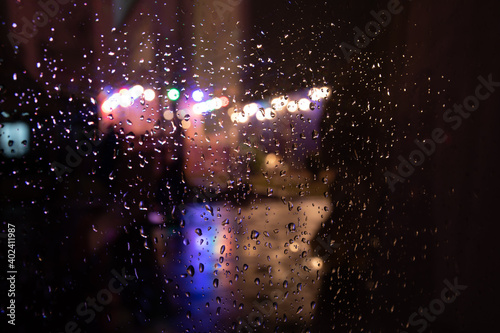 deszczowa pogoda nocą