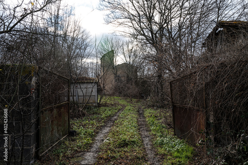 entrée d'une ferme abandonnée