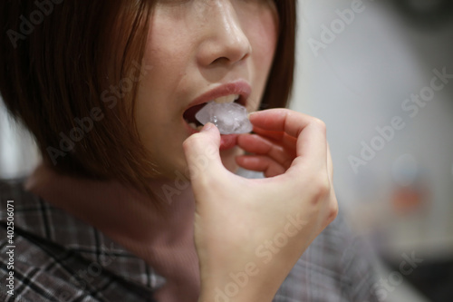 氷を食べる女性