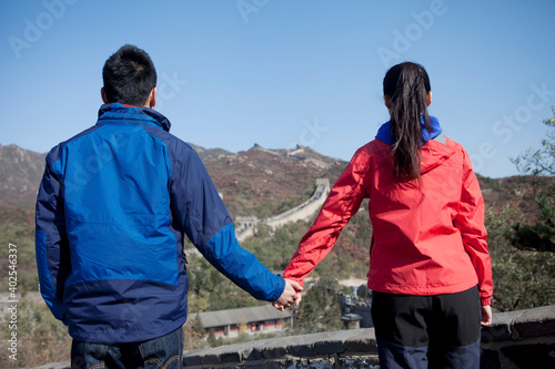 Young couples take pictures in the Great Wall Tourism 