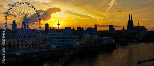 Riesenrad im Sonnenuntergang vor Kölner Skyline