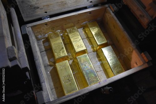 skarb, sztabki złota, podziemne znalezisko, skrzynie ze złotem, 