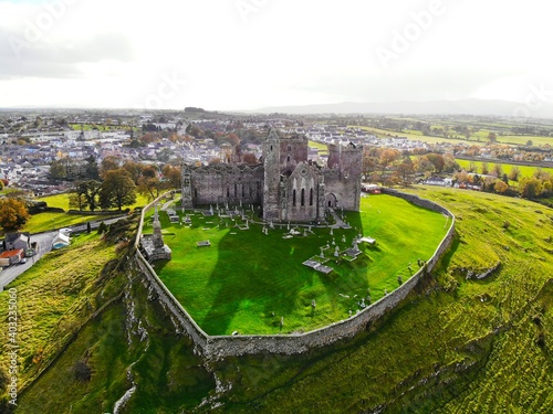 Luftaufnahme der Alte Kathedrale Rock of Cashel in Irland