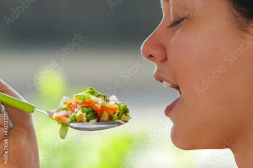 Niña joven comiendo una ensalada