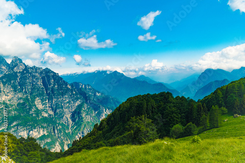 Paesaggio delle Alpi Dolomiti Friulane panorama di montagna nubi e cime a Cimolais Casera Lodina