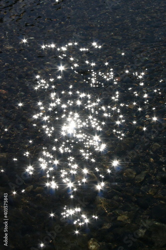 Le soleil se reflète en myriades de scintillements sur cette rivière paisible The sun is reflected in myriad sparkles on this peaceful river