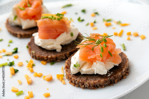 Deliziose canapes con crema di formaggio e salmone affumicato