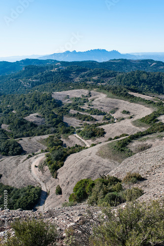 Imagen vertical de un camino con la montaña de "Montserrat" de fondo