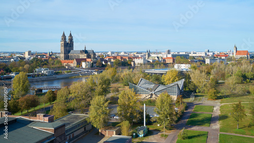 Blick über den Stadtpark Rotehorn zum Magdeburger Dom, dem Wahrzeichen der Stadt am Elberadweg 