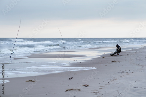 Wędkarz na plaży nad Morzem Bałtyckim w jastrzębiej Górze 