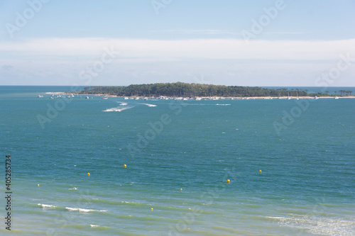 Paisaje de playa en Punta del Este, Uruguay con vista de Isla Gorriti