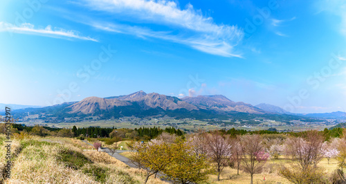 阿蘇山・阿蘇五岳を背景に春風空をイメージに最高に美しい桜の花 日本 熊本県南阿蘇2020年春撮影 The most beautiful cherry blossoms with the image of the spring breeze against the backdrop of Mt. Aso and Mt. Aso Japan, Kumamoto Minamiaso2020