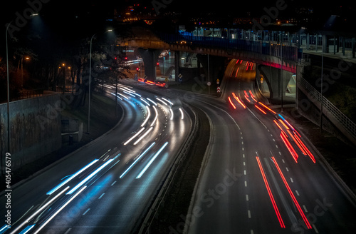 Widok na oświetloną panoramę miasta nocą