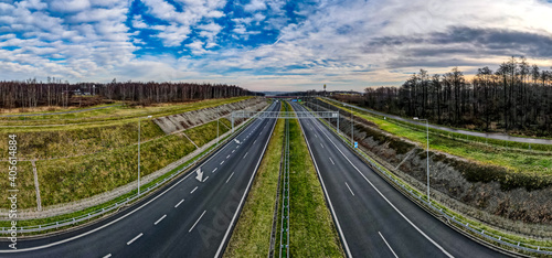 Autostrada A1 w Polsce, ostatni węzeł w Gorzyczkach na Śląsku, z lotu ptaka, zima