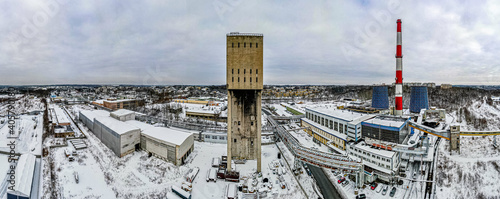 stara wieża szybowa z nieistniejącej kopalni węgla w Jastrzębiu Zdroju na Śląsku, zimą z lotu ptaka