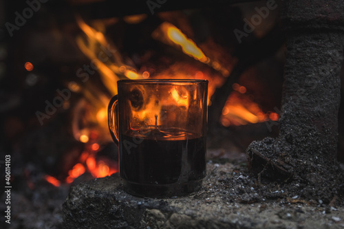 kawa przy ogniu