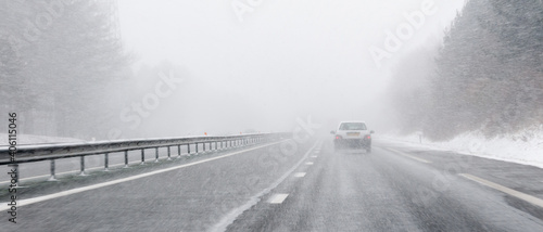 Bannière d'une voiture sur une autoroute en journée, sous la neige et le mauvais temps