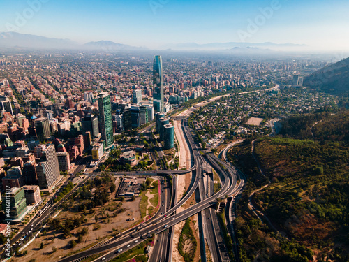Vista aérea de Santiago de Chile en un día nublado con la cordillera de los andes de fondo en un día soleado