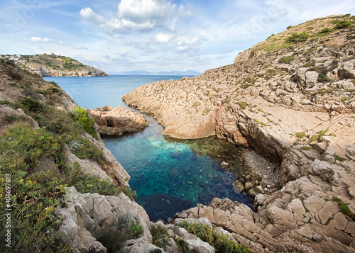 Cala en la Costa Brava, en l'Escala, Girona. La costa catalana. Una de las mejores playas de España.