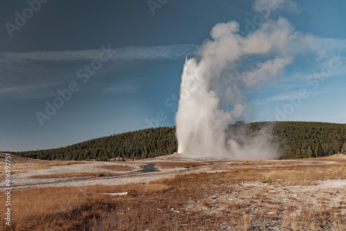 old faithful geyser eruption yellowstone national park