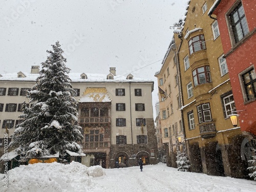 Innsbruck Tirol Österreich Altstadt im Winter mit viel Schnee