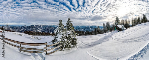 góry zimą, Beskid Śląski w Polsce z lotu ptaka, widok z Czantorii