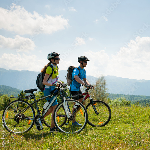 AKTYWNE Młoda para na rowerze po leśnej drodze w górach w wiosenny dzień