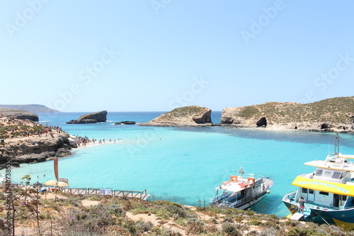 Plage et eau turquoise sur l'île de Gozo, Malte